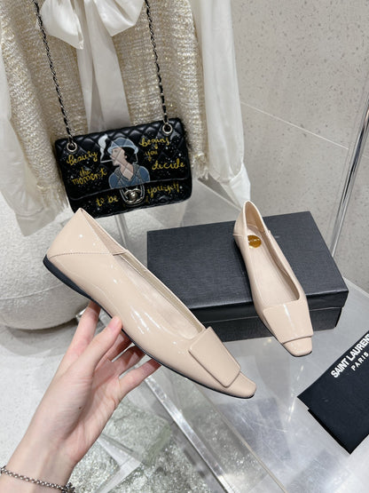 BALLERINA FLATS IN BEIGE CREAM PATENT CALFSKIN