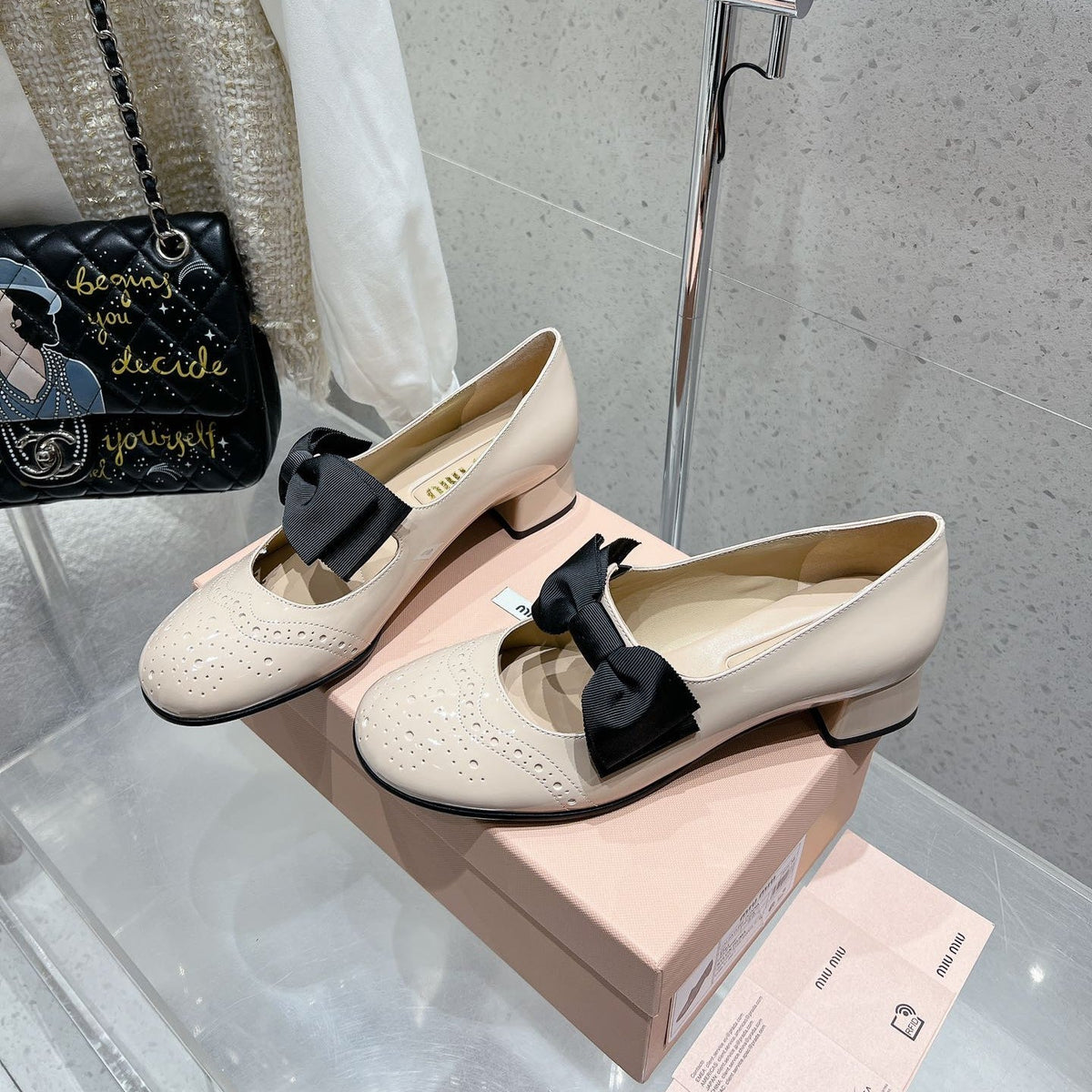 MARY JANE MID HEEL PUMPS IN BEIGE PATENT LAMBSKIN WITH BOW