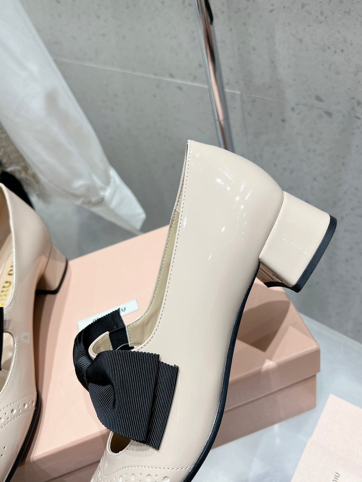 MARY JANE MID HEEL PUMPS IN BEIGE PATENT LAMBSKIN WITH BOW