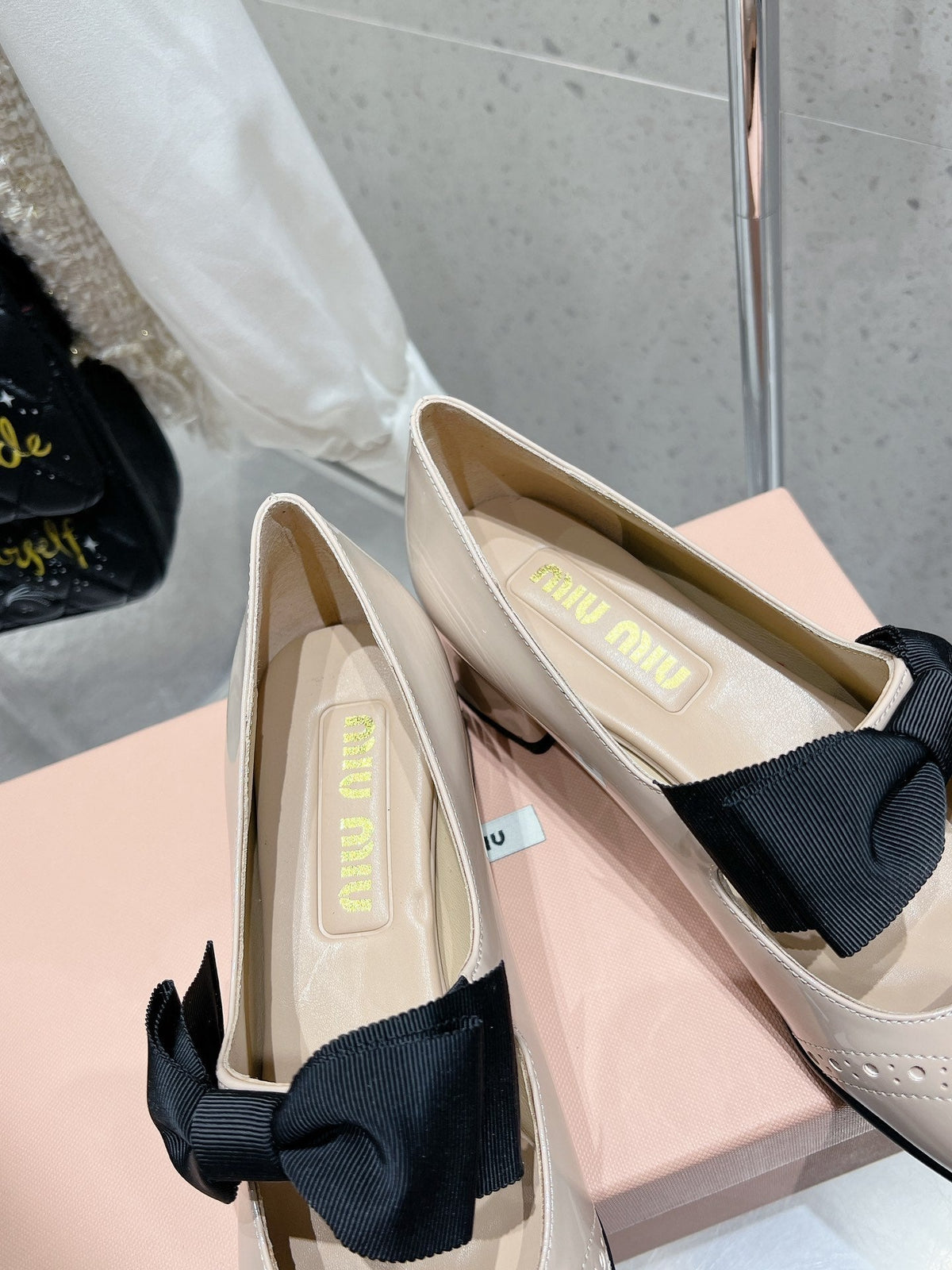MARY JANE MID HEEL PUMPS IN BEIGE PATENT LAMBSKIN WITH BOW