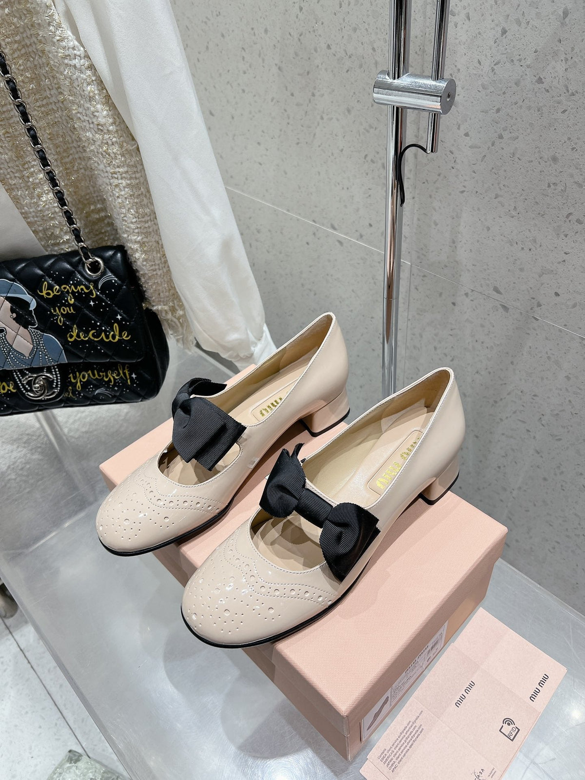 MARY JANE MID HEEL PUMPS IN BEIGE PATENT LAMBSKIN WITH BOW