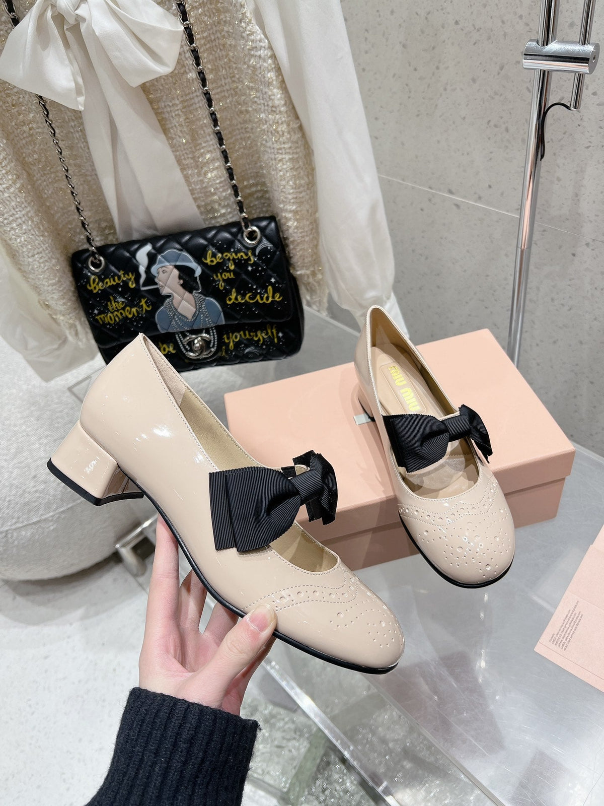 MARY JANE MID HEEL PUMPS IN BEIGE PATENT LAMBSKIN WITH BOW