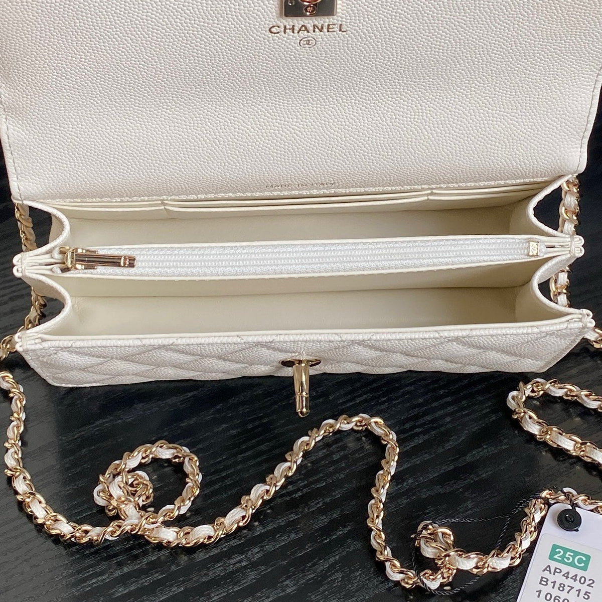 25C FLAP BAG 18 IN WHITE SHINY GRAINED CALFSKIN GOLD HARDWARE