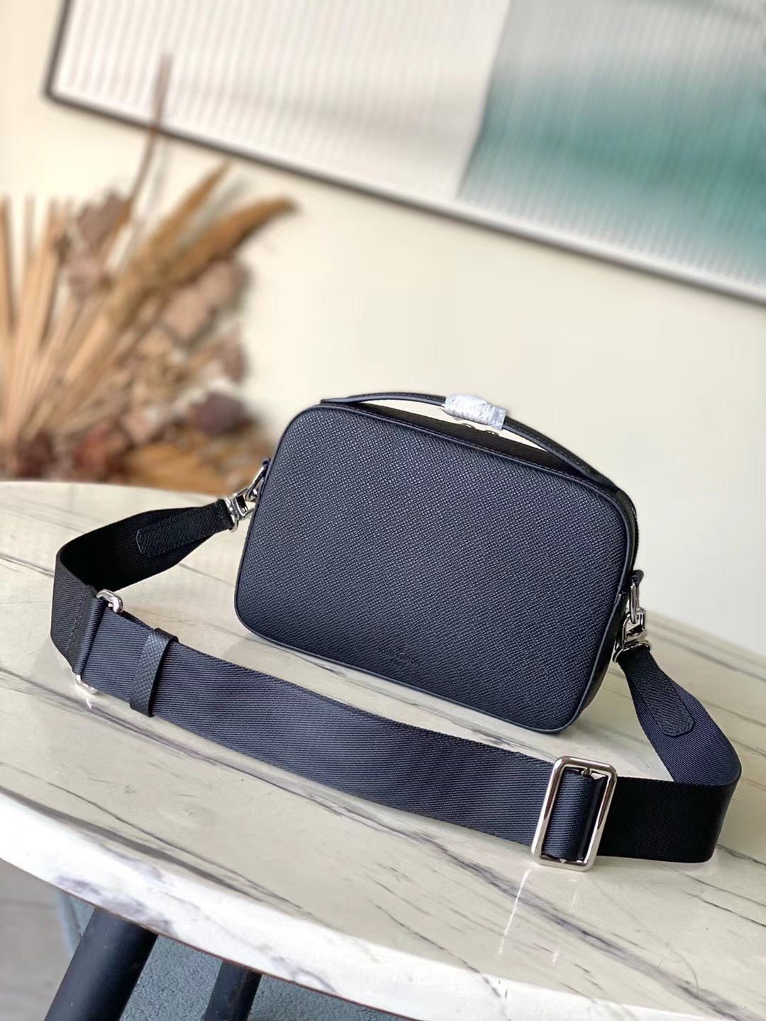 AVENUE MESSENGER 22 IN BLACK CALFSKIN