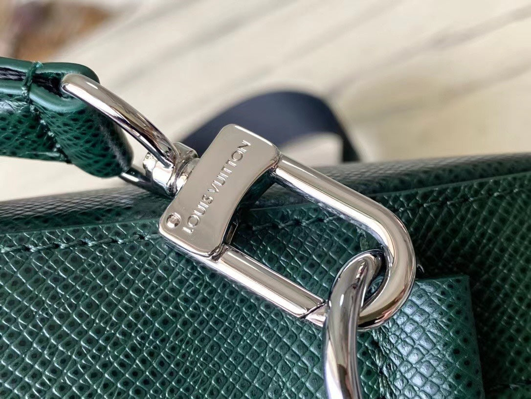 AVENUE MESSENGER 22 IN FOREST GREEN CALFSKIN
