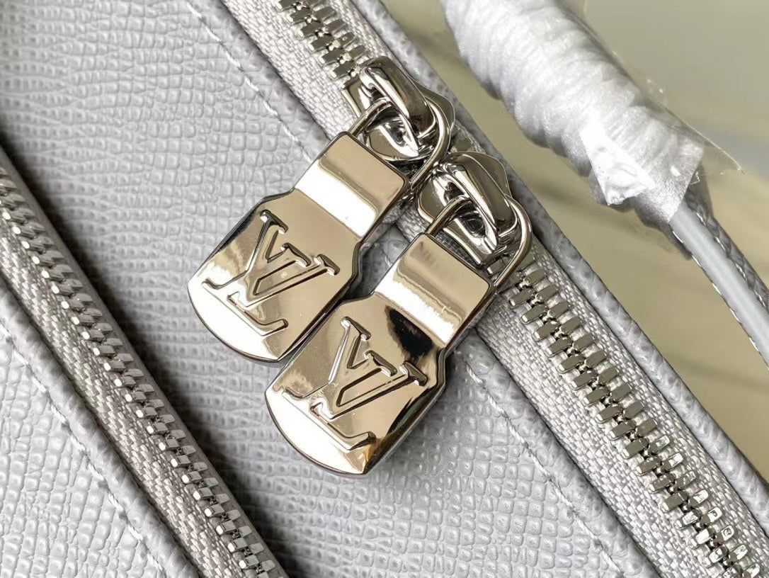 AVENUE MESSENGER 22 IN HARBOR GRAY CALFSKIN