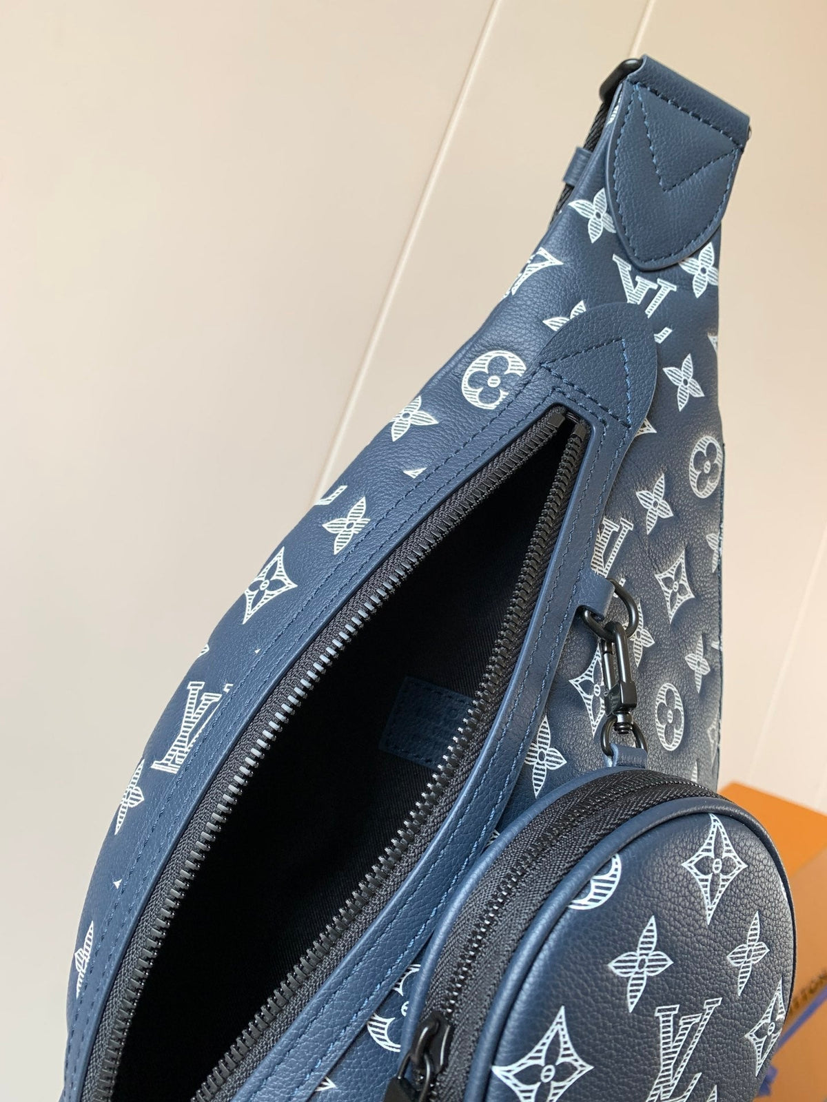 DUO CROSSBAG BAG 42 IN BLUE AND WHITE MONOGRAM SHADOW COWHIDE
