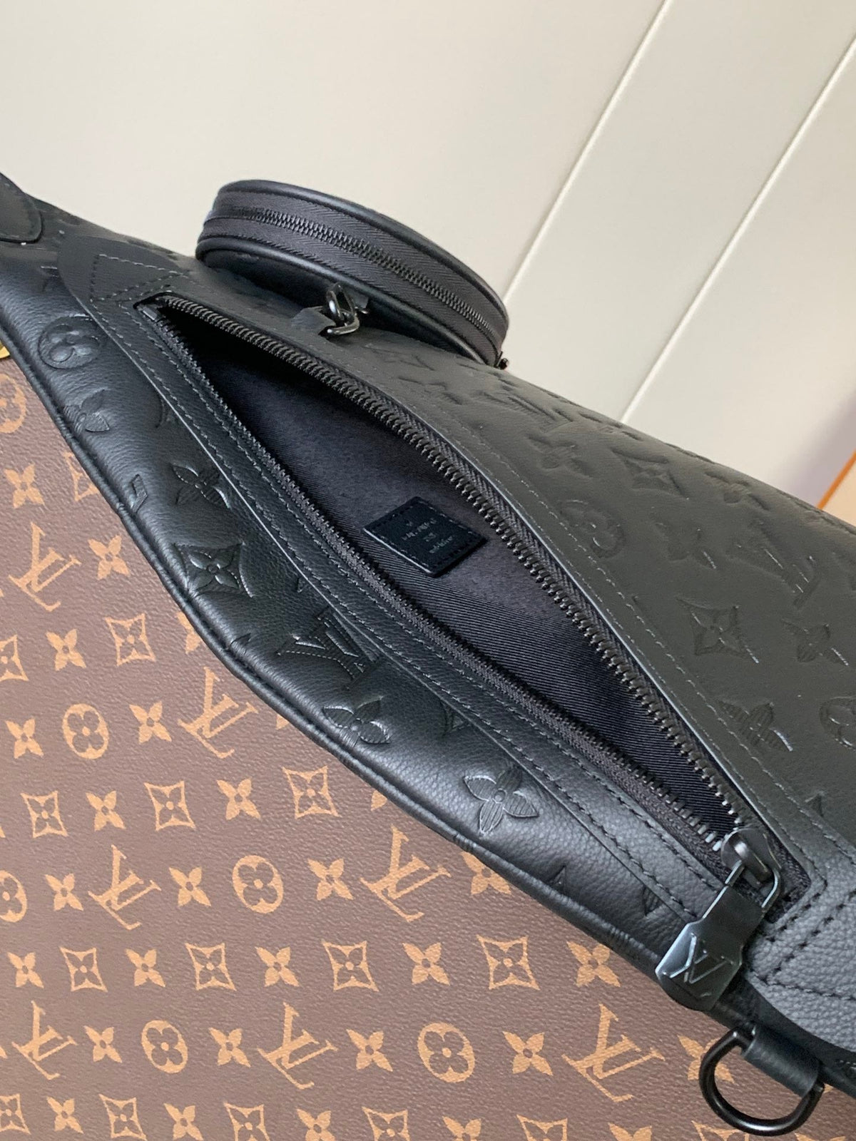 DUO CROSSBAG BAG 42 IN BLACK EMBOSSED CALFSKIN