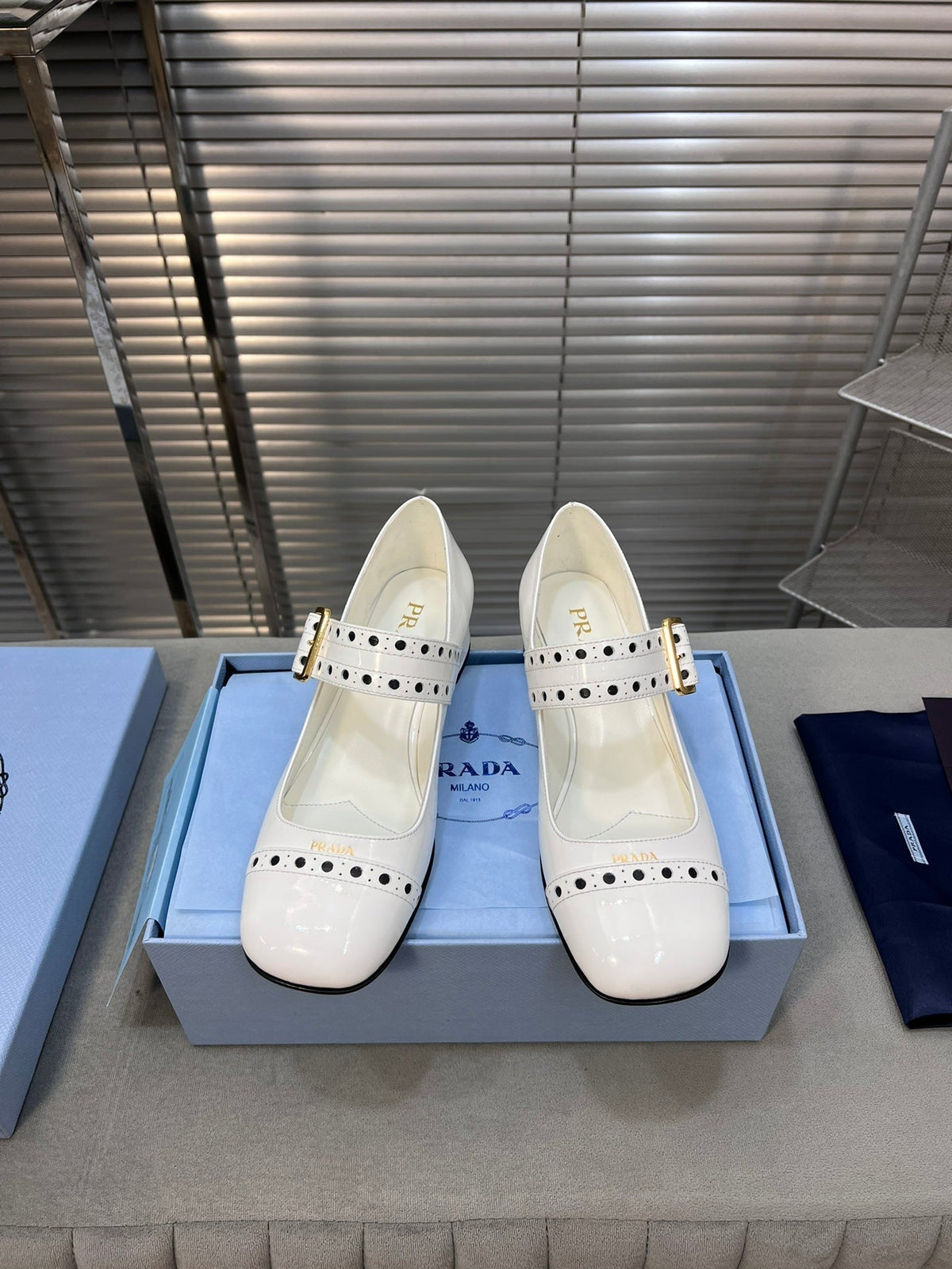 MARY JANE PUMPS IN WHITE GLOSSY CALFSKIN
