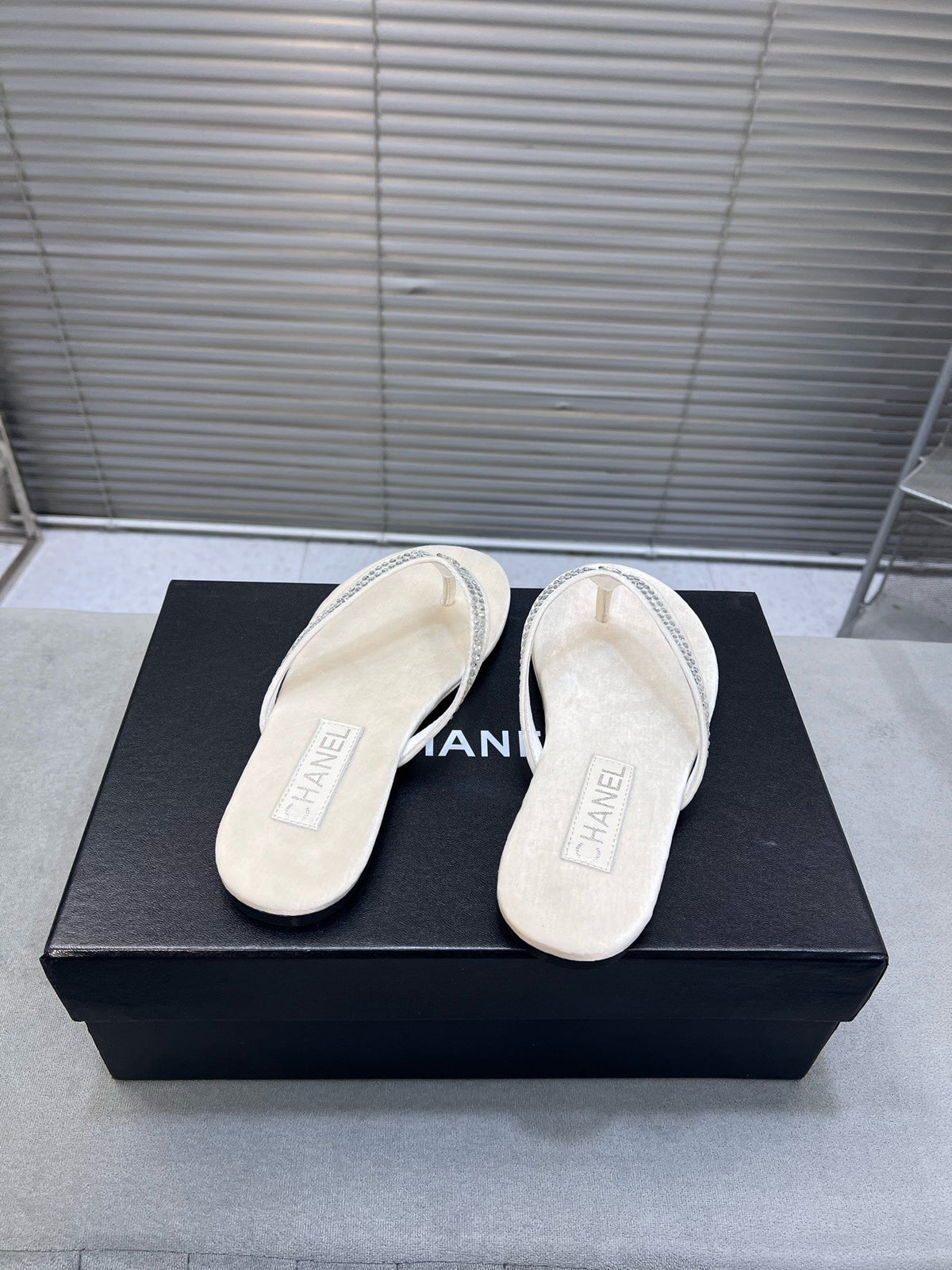 CRYSTAL THONG SANDAL IN WHITE CREAM SUEDE