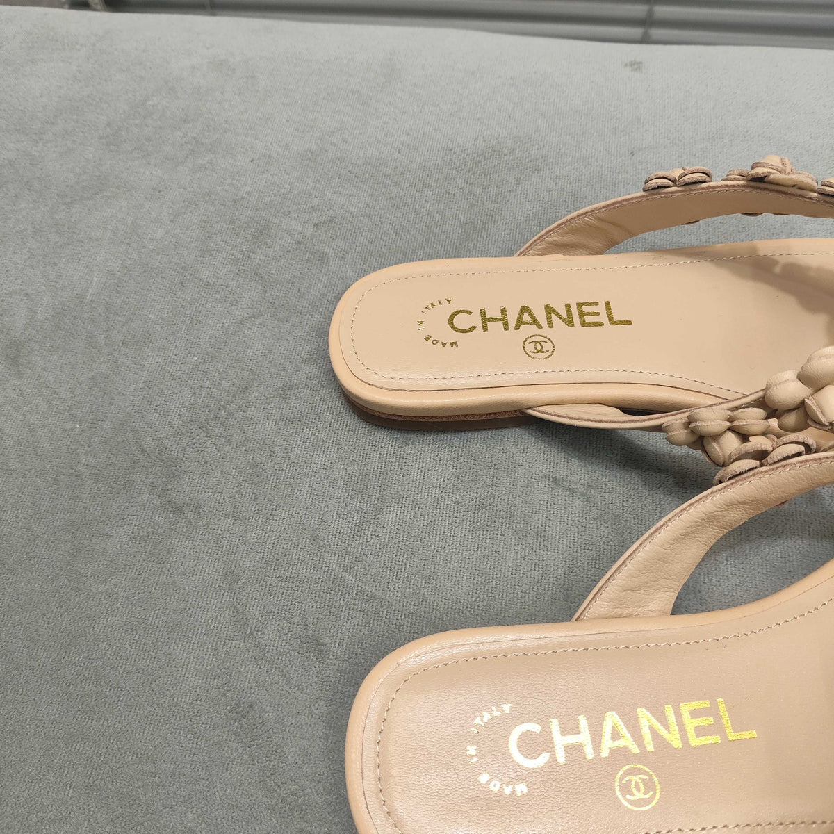 THONG SLIPPERS CAMELLIA IN BEIGE CALFSKIN