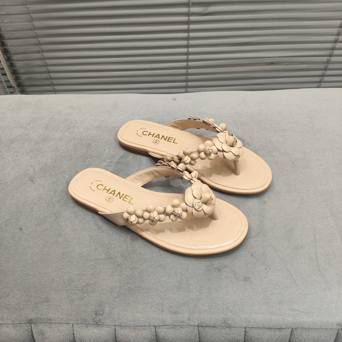 THONG SLIPPERS CAMELLIA IN BEIGE CALFSKIN