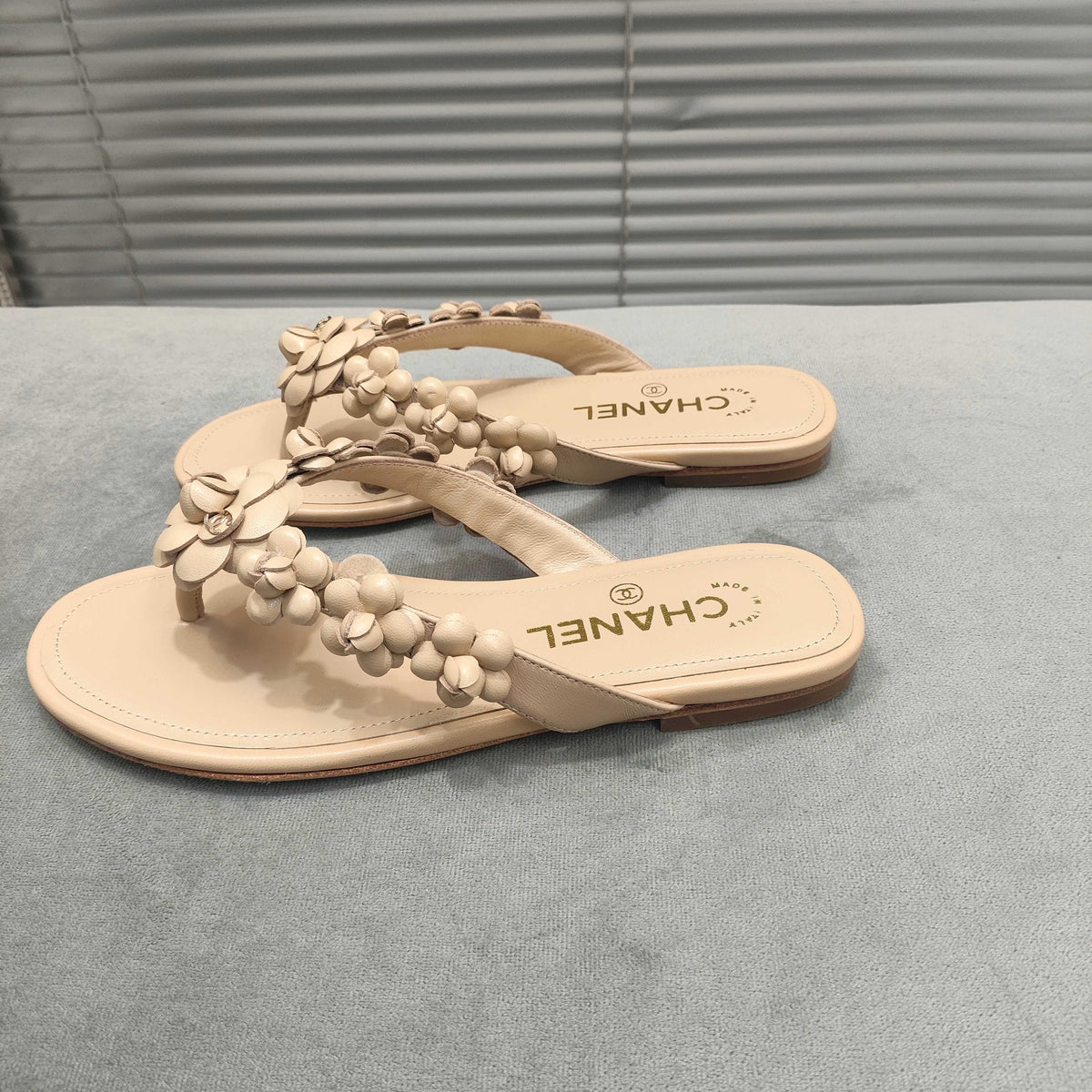 THONG SLIPPERS CAMELLIA IN BEIGE CALFSKIN