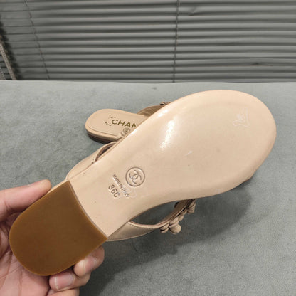 THONG SLIPPERS CAMELLIA IN BEIGE CALFSKIN