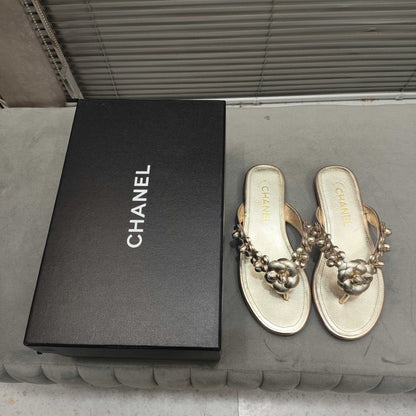 THONG SLIPPERS CAMELLIA IN GOLD PANTENT CALFSKIN
