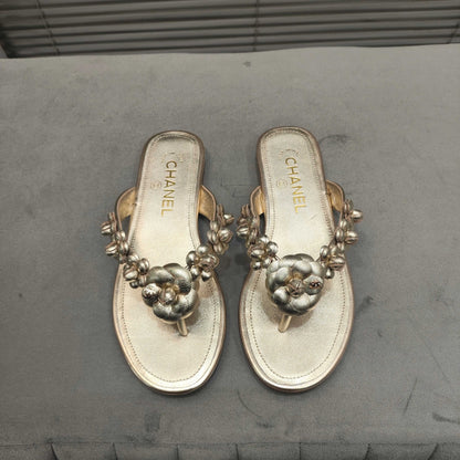 THONG SLIPPERS CAMELLIA IN GOLD PANTENT CALFSKIN