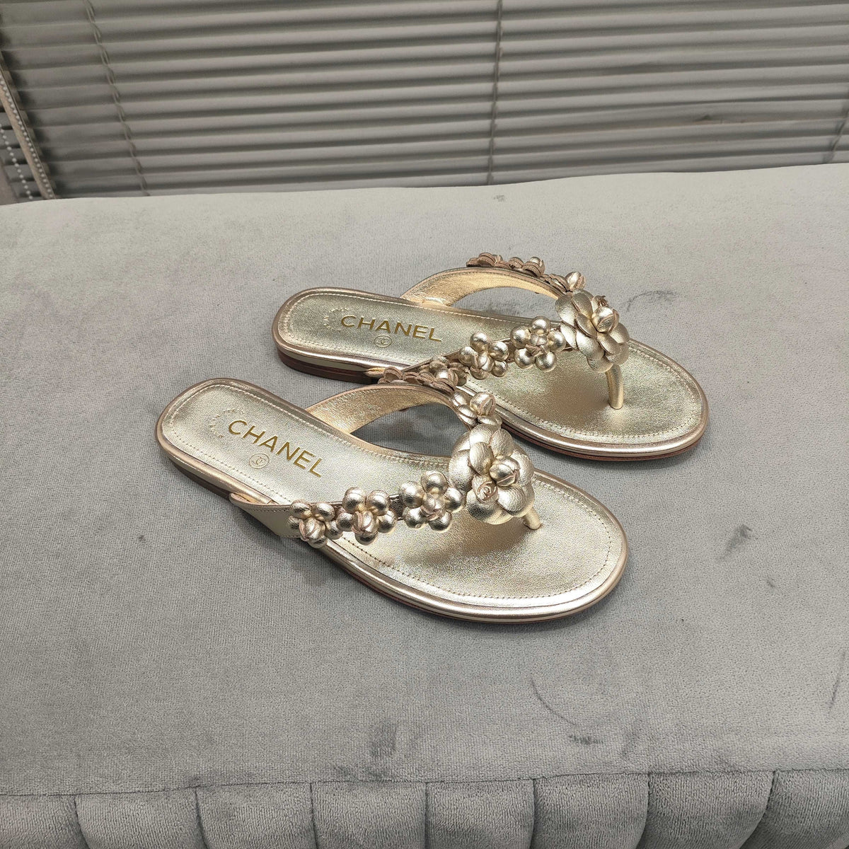THONG SLIPPERS CAMELLIA IN GOLD PANTENT CALFSKIN
