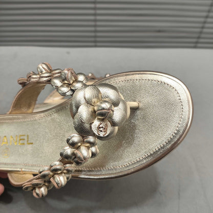 THONG SLIPPERS CAMELLIA IN GOLD PANTENT CALFSKIN