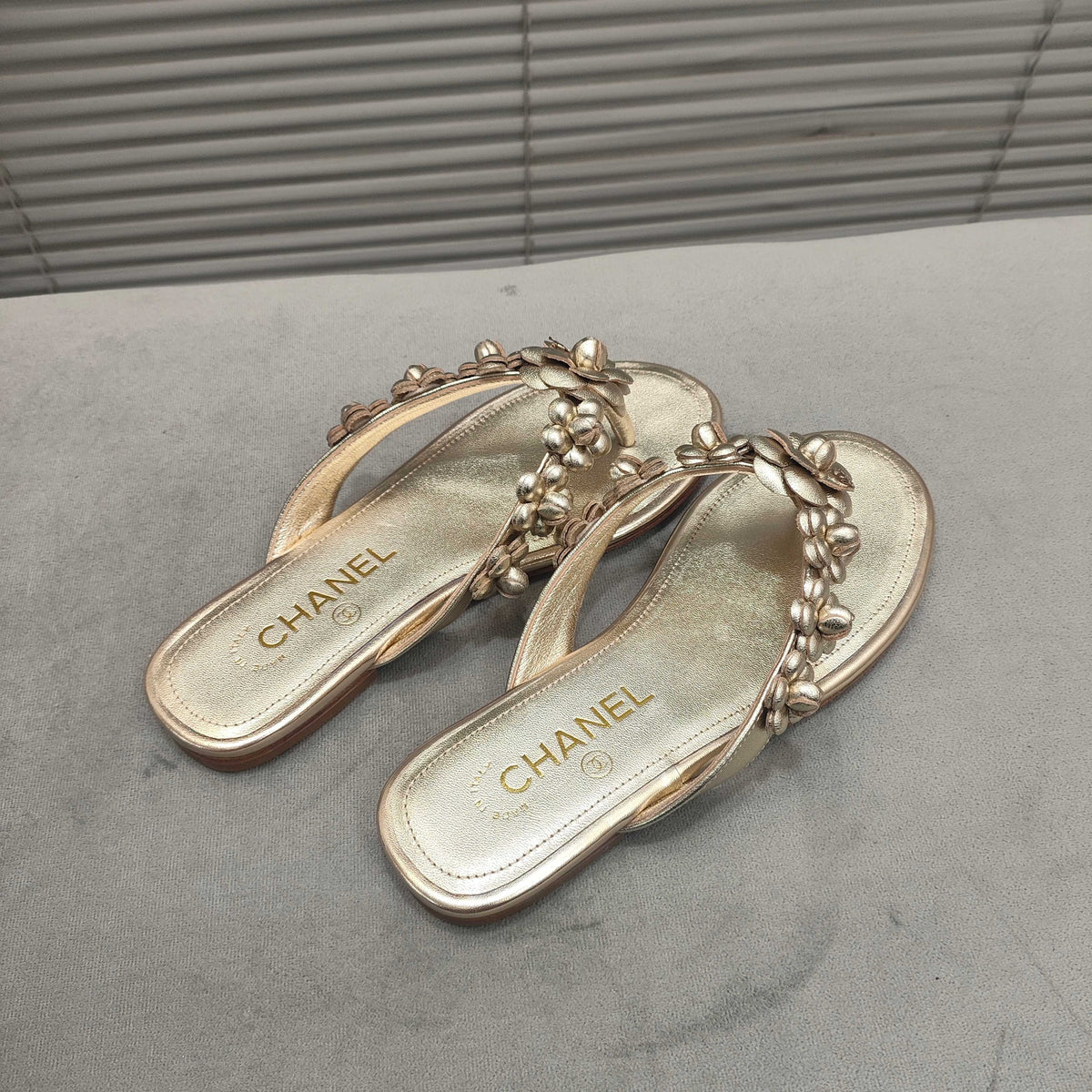 THONG SLIPPERS CAMELLIA IN GOLD PANTENT CALFSKIN