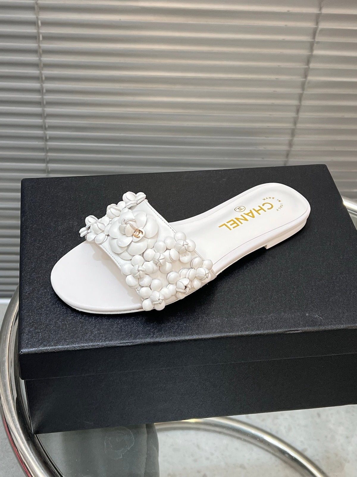 SLIPPERS CAMELLIA IN WHITE CALFSKIN
