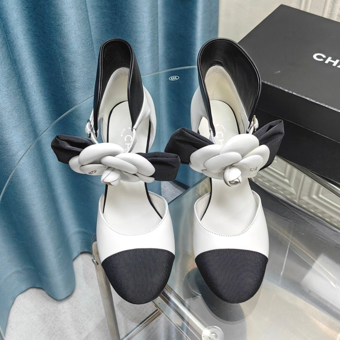 HIGH HEELS IN WHITE MIX BLACK SHEEPSKIN WITH FLOWER