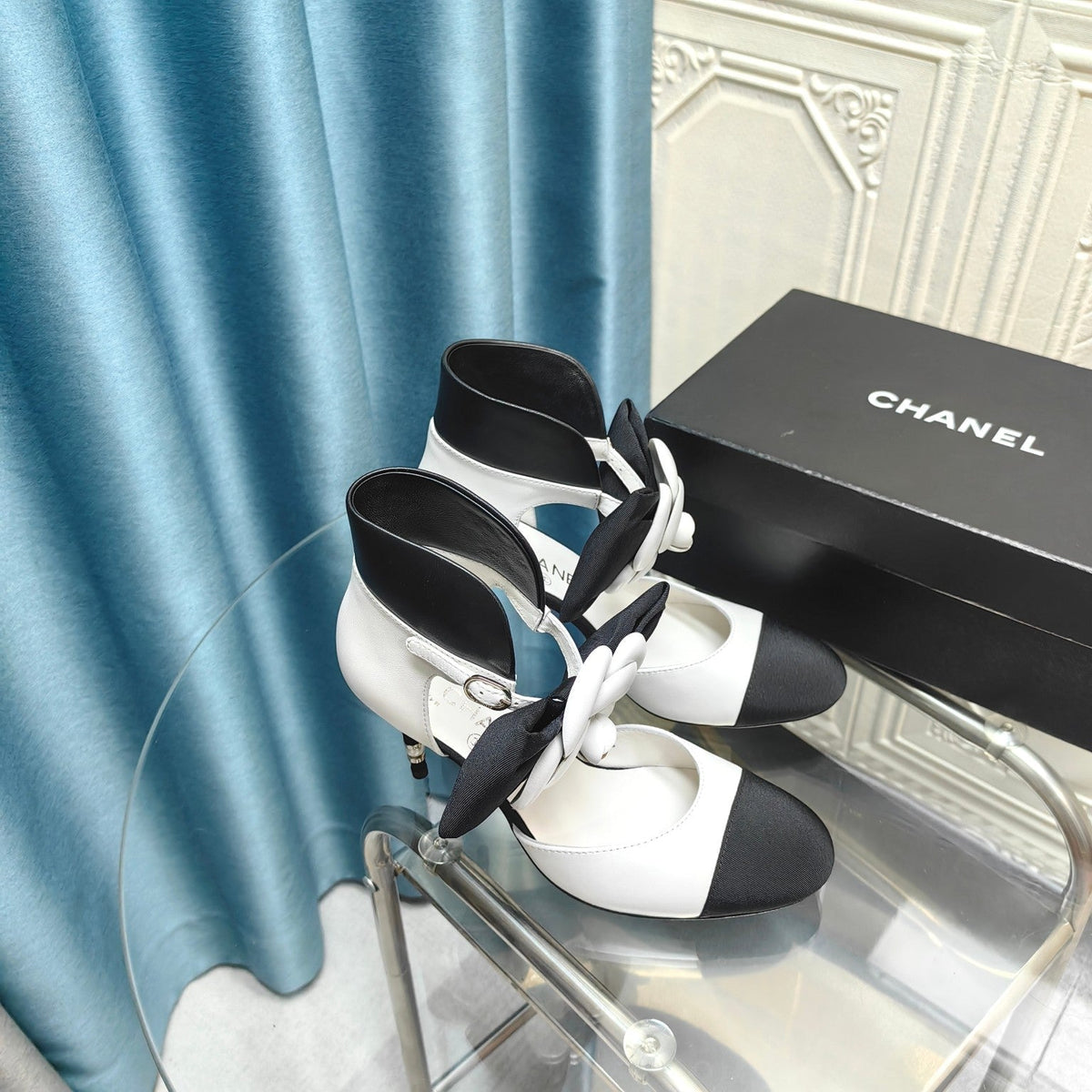 HIGH HEELS IN WHITE MIX BLACK SHEEPSKIN WITH FLOWER