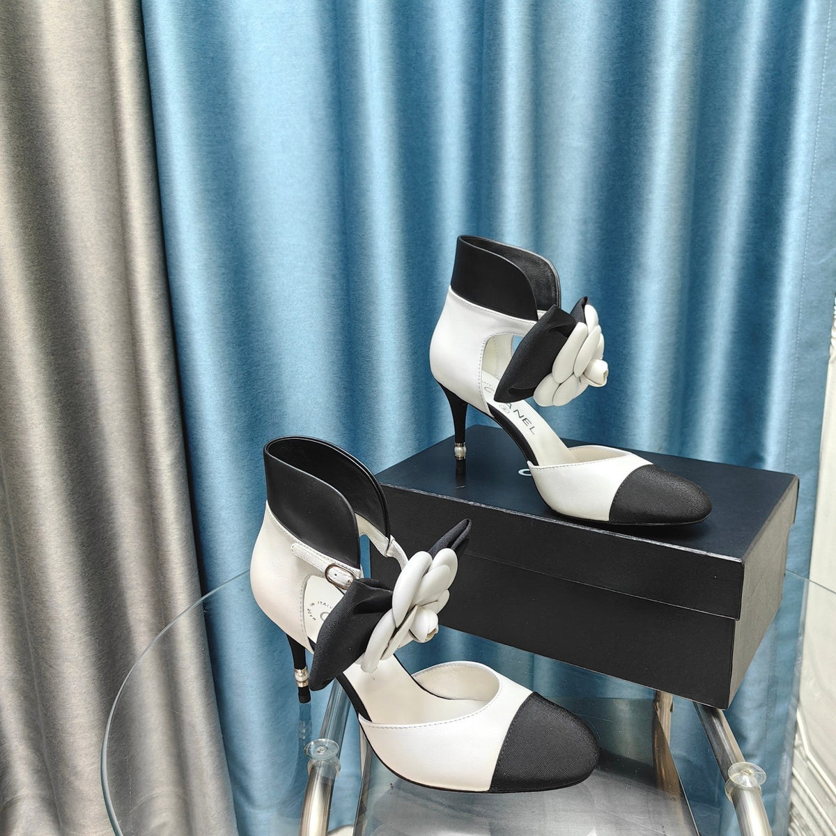 HIGH HEELS IN WHITE MIX BLACK SHEEPSKIN WITH FLOWER
