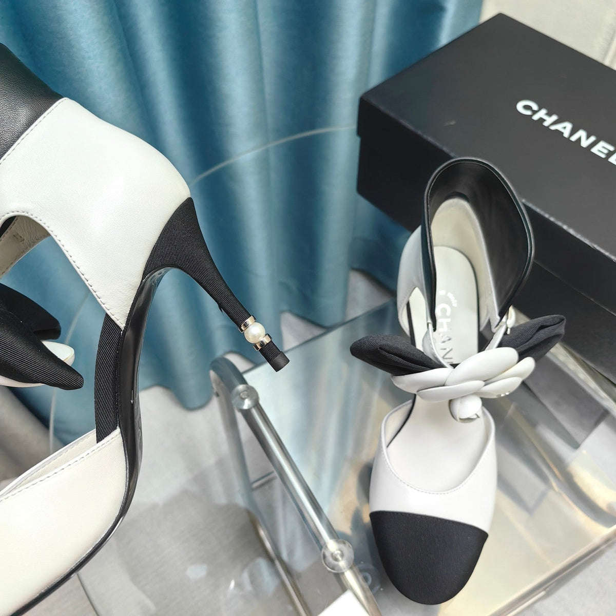 HIGH HEELS IN WHITE MIX BLACK SHEEPSKIN WITH FLOWER