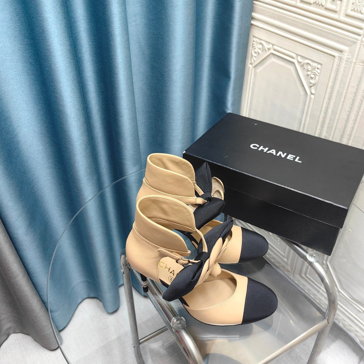 HIGH HEELS IN DARK CREAM MIX BLACK SHEEPSKIN WITH FLOWER