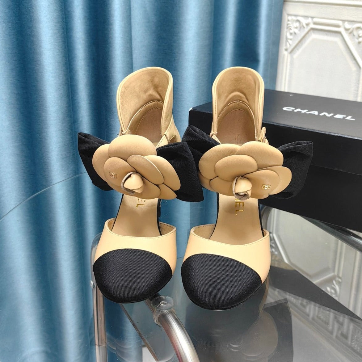 HIGH HEELS IN DARK CREAM MIX BLACK SHEEPSKIN WITH FLOWER