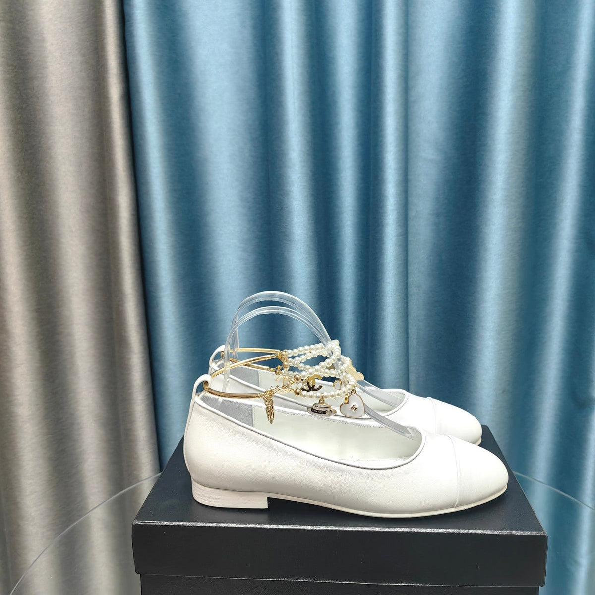 MARY JANE WITH PEARL STRAP IN WHITE LAMBSKIN