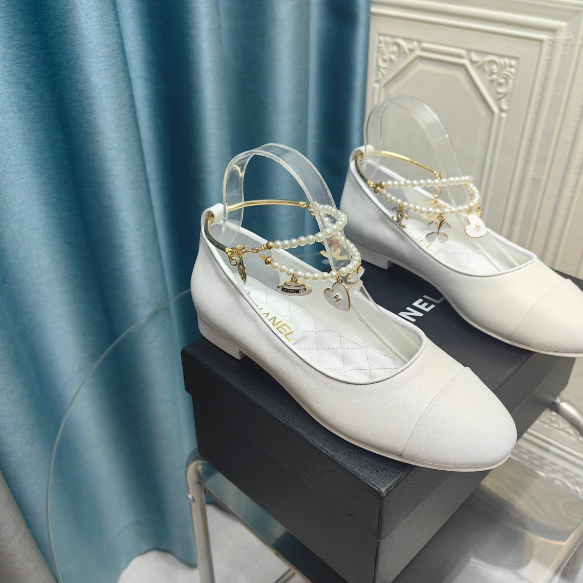 MARY JANE WITH PEARL STRAP IN WHITE LAMBSKIN