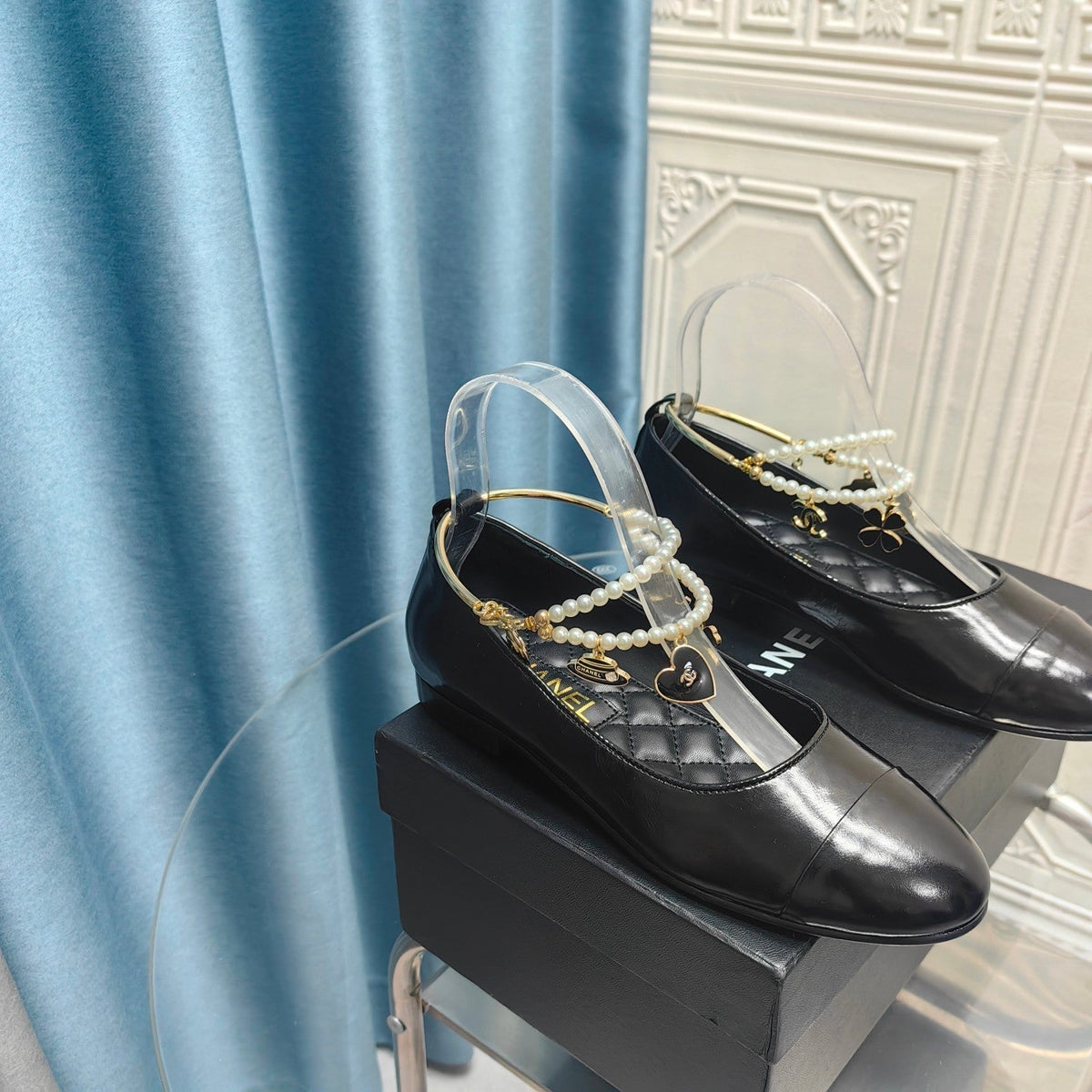 MARY JANE WITH PEARL STRAP IN GLOSSY BLACK LAMBSKIN