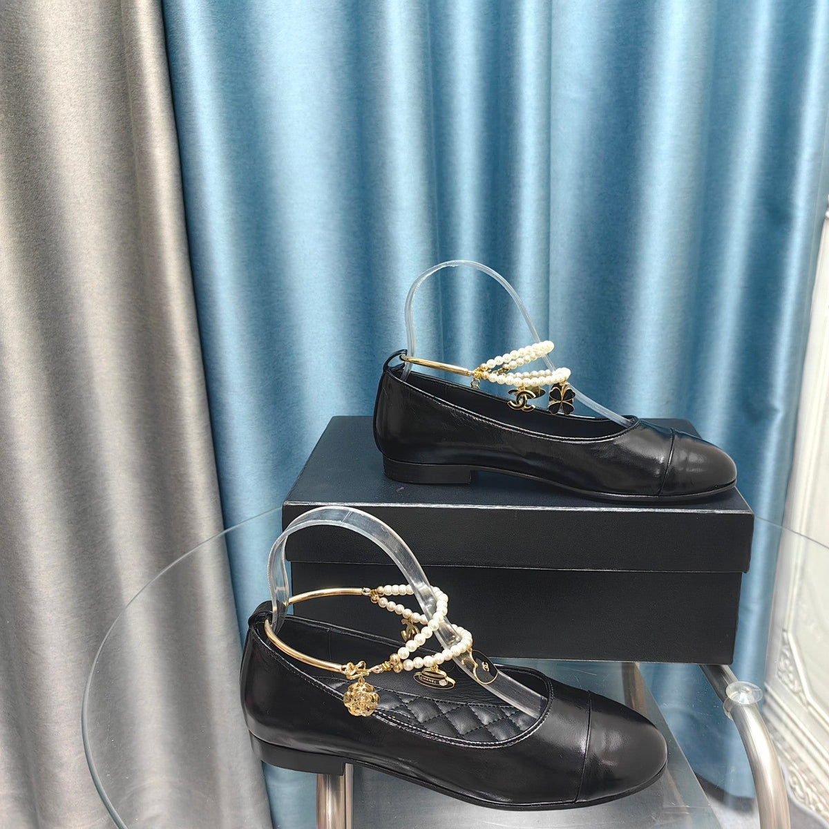 MARY JANE WITH PEARL STRAP IN GLOSSY BLACK LAMBSKIN