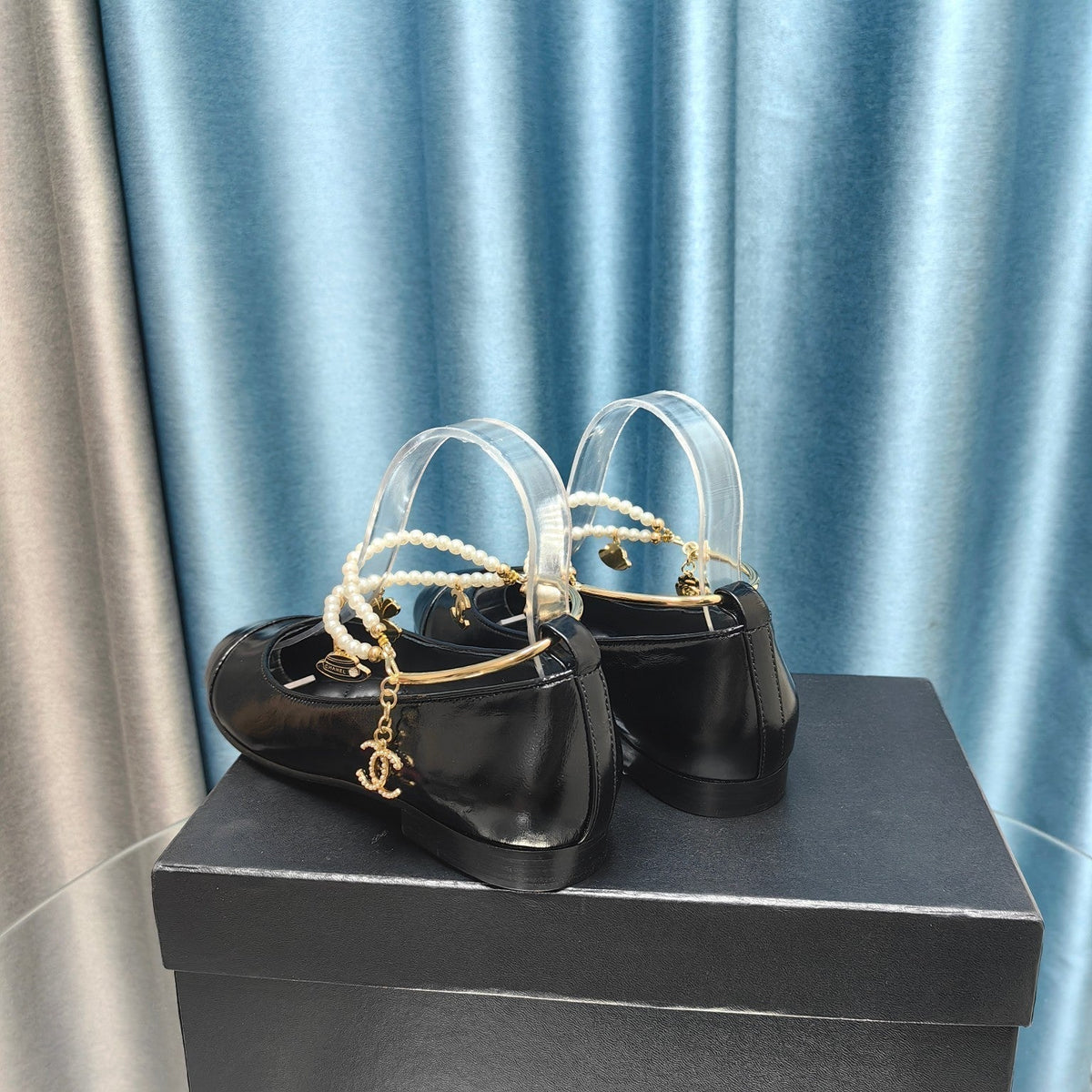 MARY JANE WITH PEARL STRAP IN GLOSSY BLACK LAMBSKIN