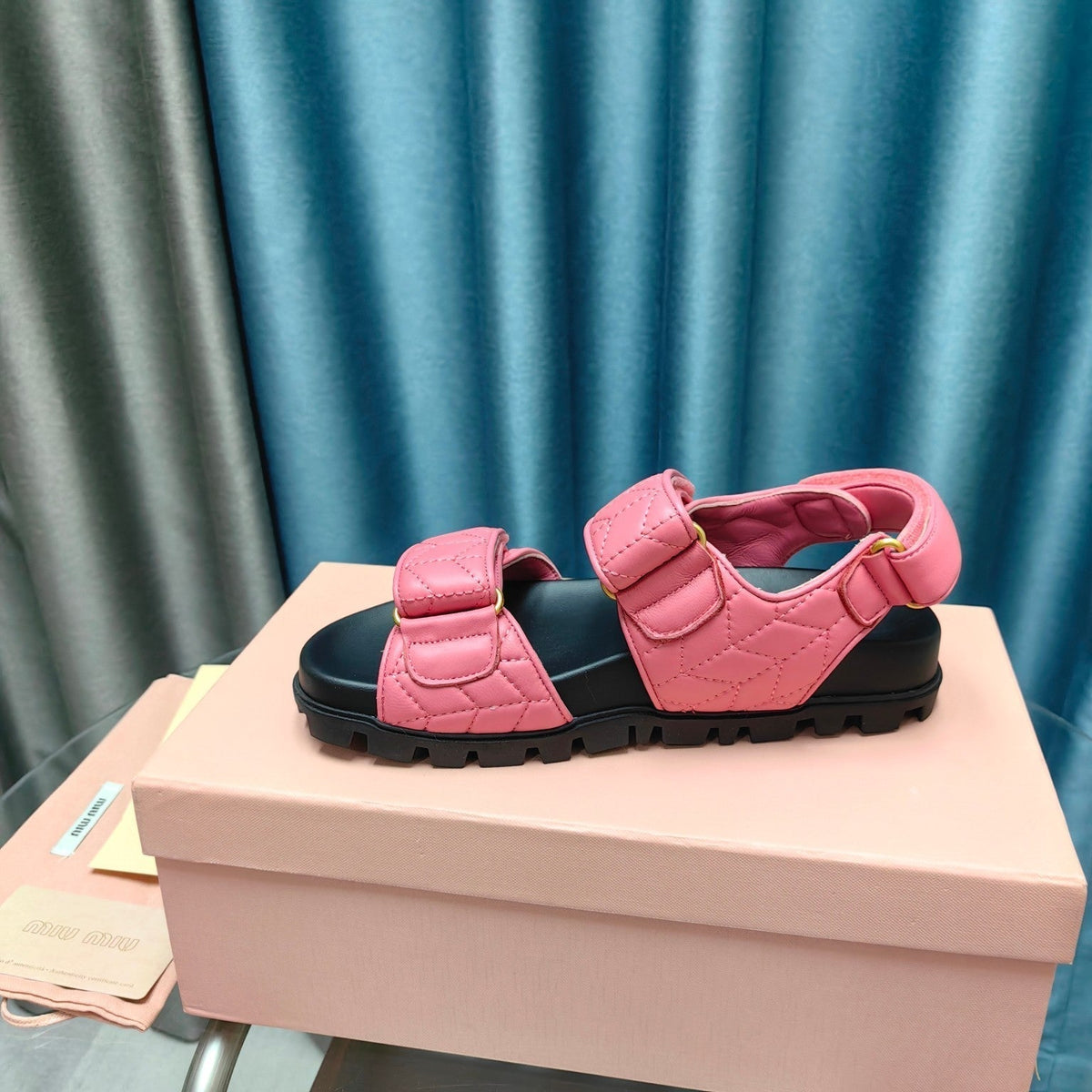 SANDALS BLACK MIX PINK SHEEPSKIN WITH HORIZONTAL STRAPS