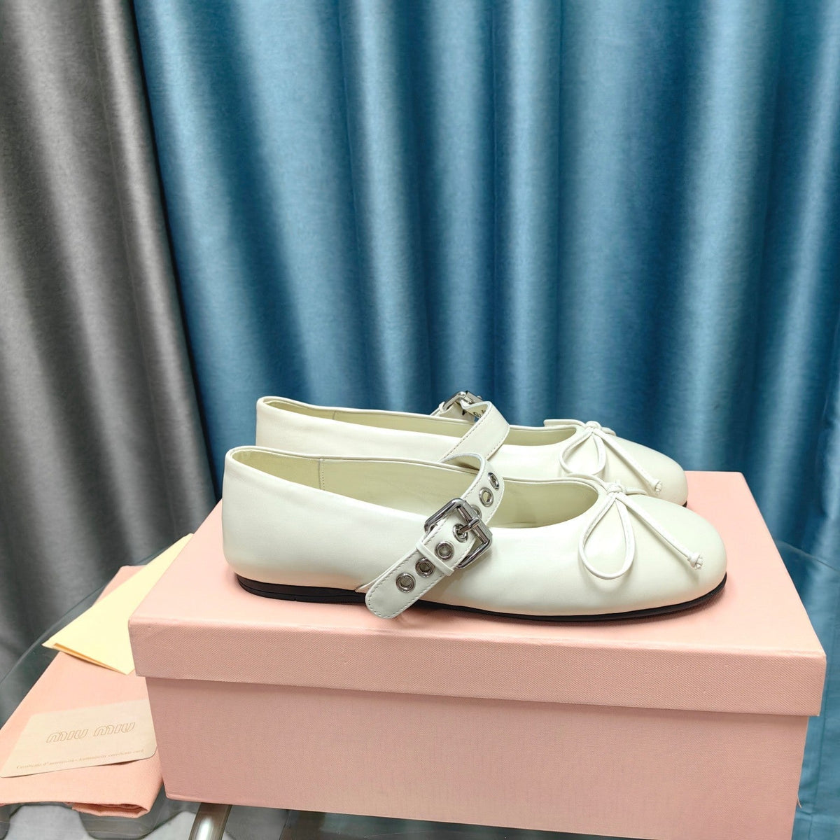 GHOST WHITE BALLET SHOES COWHIDE WITH BUTTON
