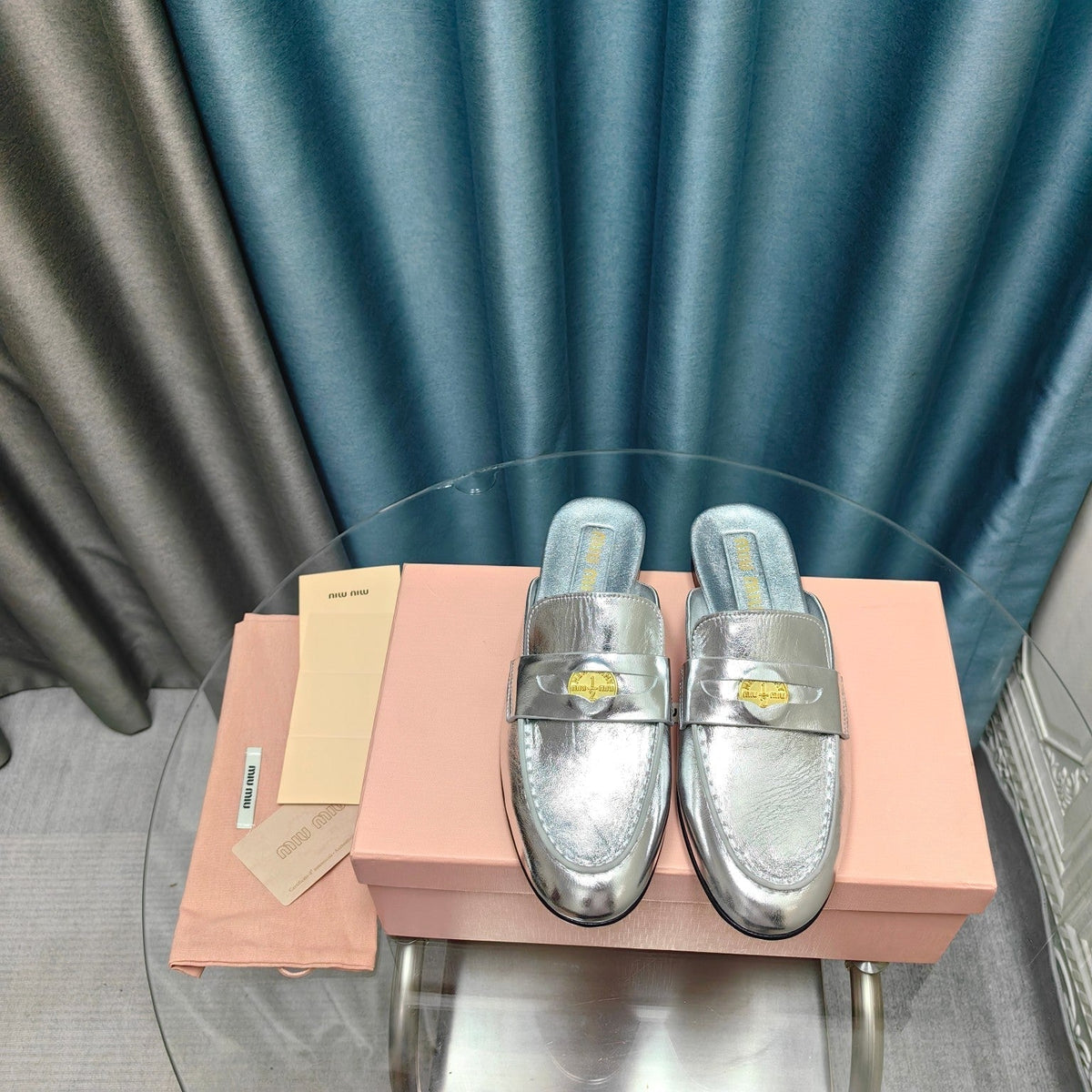 MULES SLIPPERS SILVER COWHIDE WITH GOLD COIN