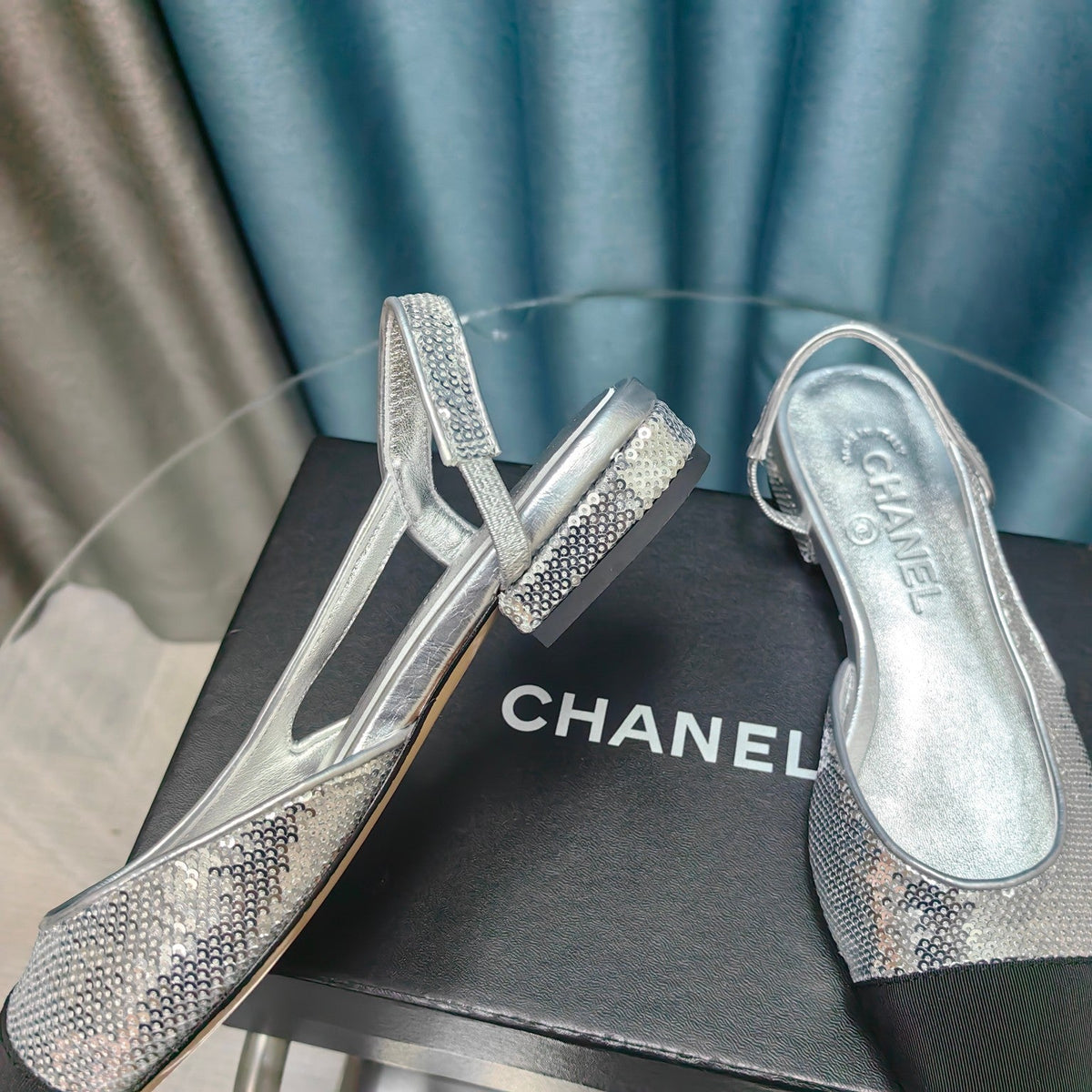 SLINGBACKS IN GLITTER SILVER LAMBSKIN