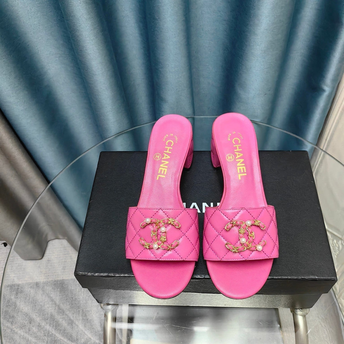 MULE SLIDE SANDAL IN BRIGHT PINK LAMBSKIN