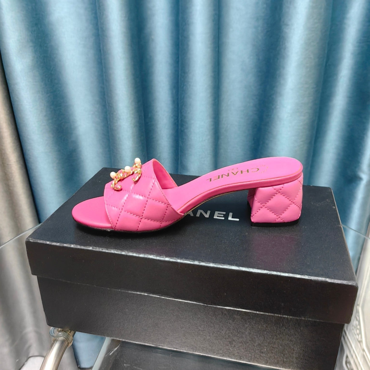 MULE SLIDE SANDAL IN BRIGHT PINK LAMBSKIN