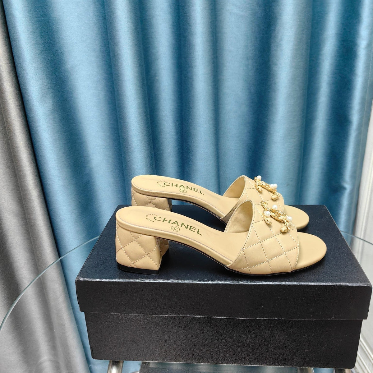 MULE SLIDE SANDAL IN BEIGE CREAM LAMBSKIN