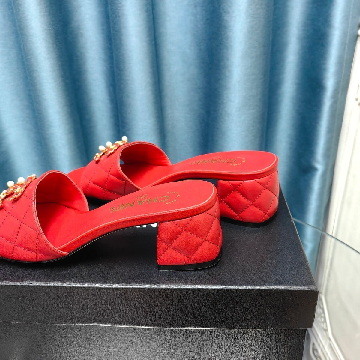 MULE SLIDE SANDAL IN CHERRY RED LAMBSKIN