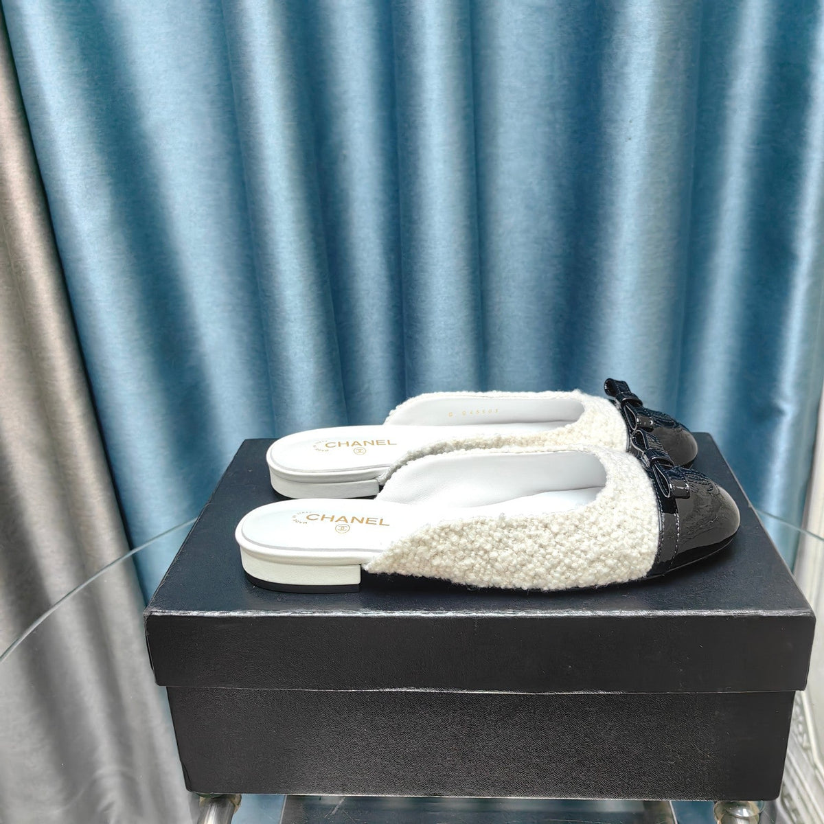 MULE IN WHITE TWEED AND BLACK LAMBSKIN