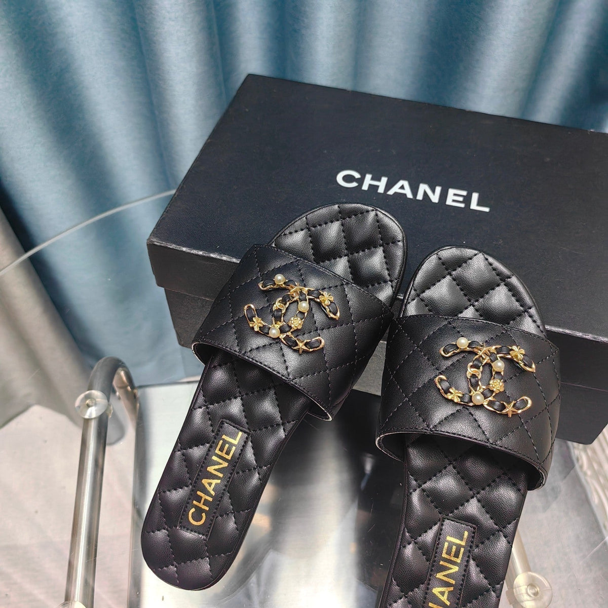 QUILTED SLIPPERS BLACK SHEEPSKIN