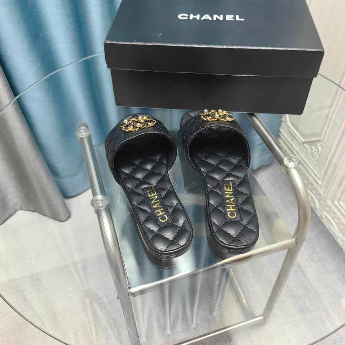 QUILTED SLIPPERS BLACK SHEEPSKIN