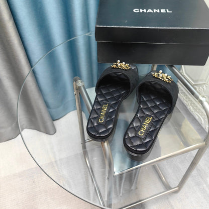 QUILTED SLIPPERS BLACK SUEDE AND SHEEPSKIN