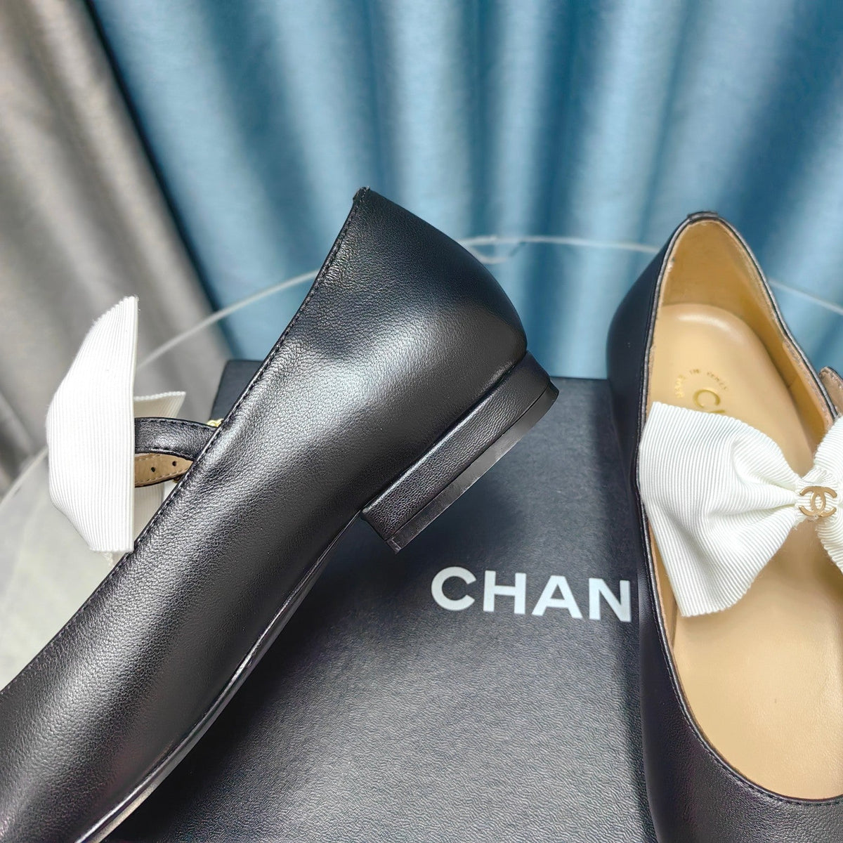 MARY JANE SHOES BLACK SHEEPSKIN WITH WHITE BOW