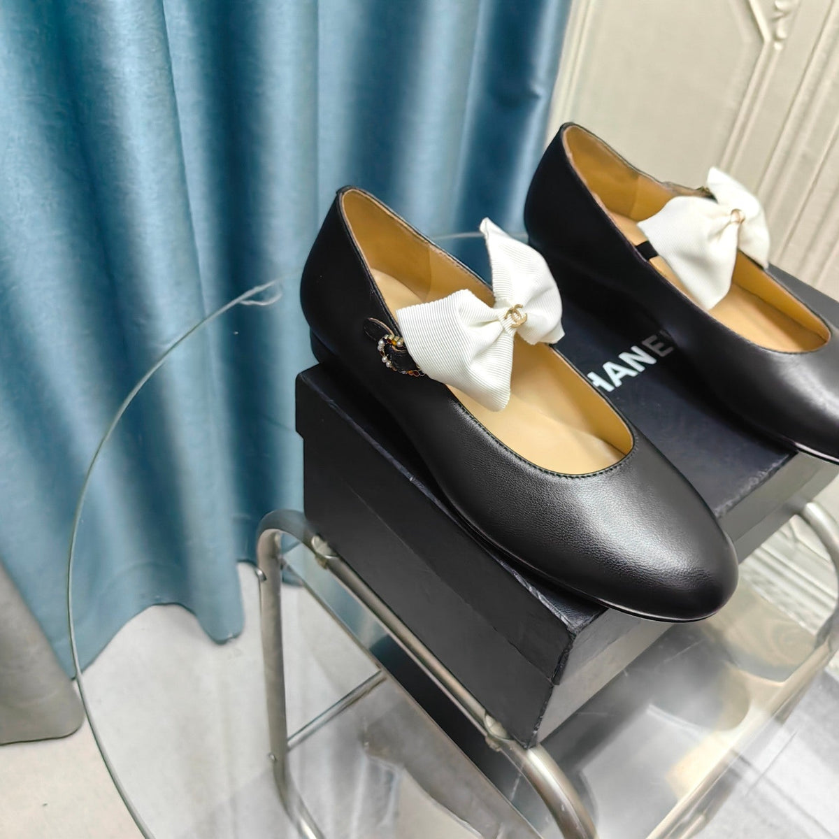 MARY JANE SHOES BLACK SHEEPSKIN WITH WHITE BOW