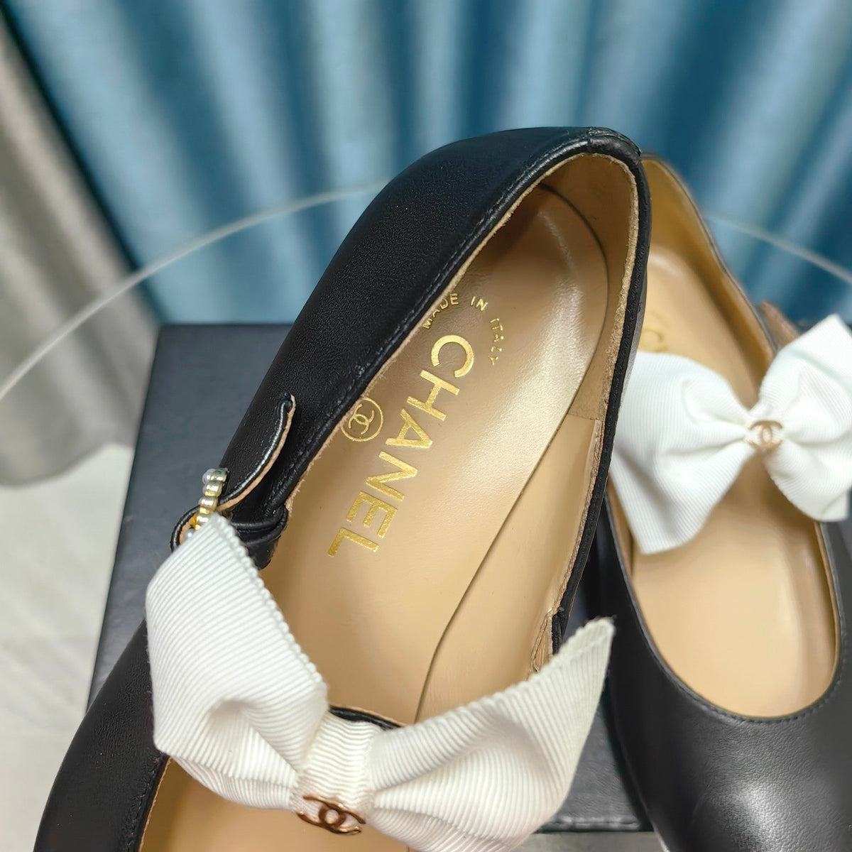 MARY JANE SHOES BLACK SHEEPSKIN WITH WHITE BOW